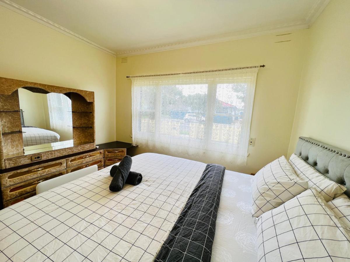 Cosy 4Br Home 15 Minutes Away From Melbourne Airport St Albans Экстерьер фото