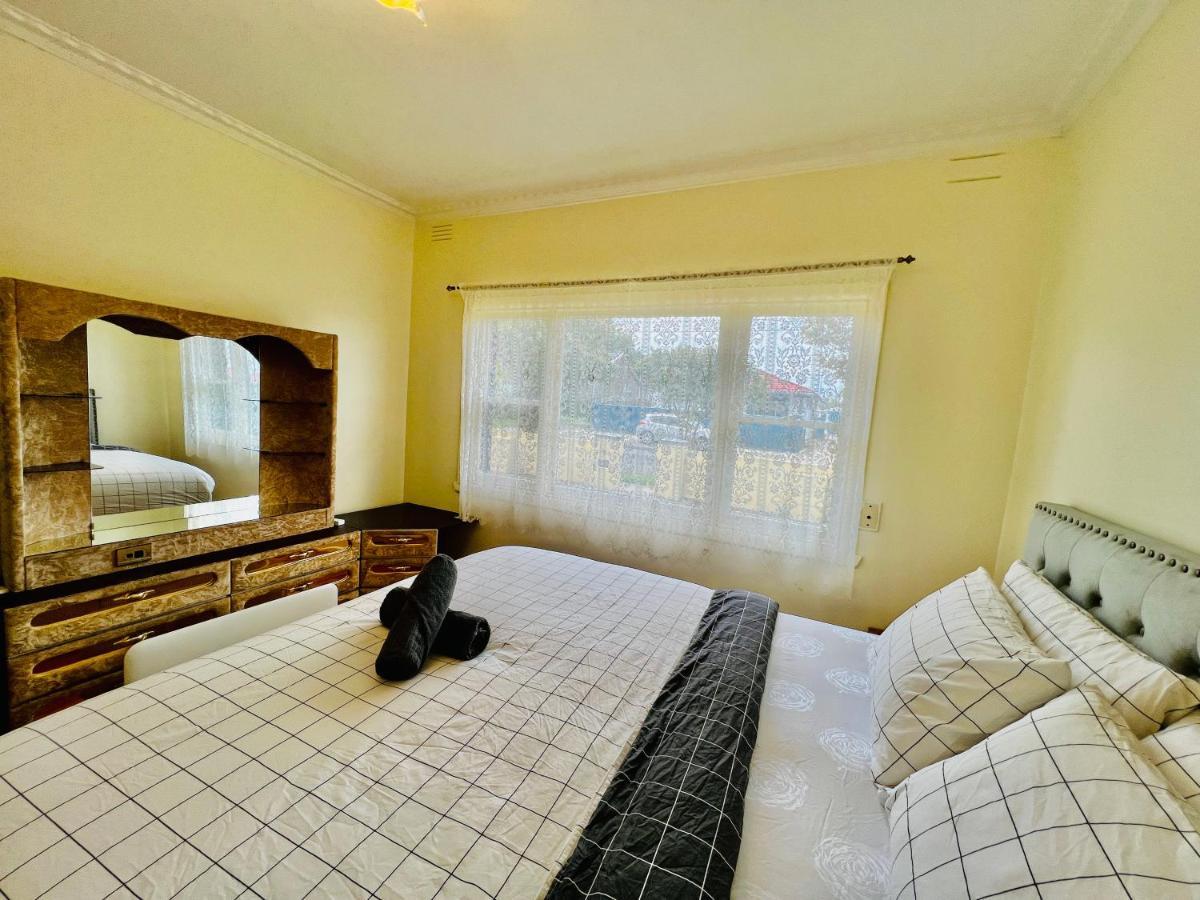 Cosy 4Br Home 15 Minutes Away From Melbourne Airport St Albans Экстерьер фото